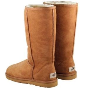 UGG Women’s Chestnut Classic Tall II Boots Size 8